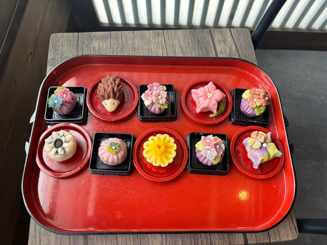 庭に咲いている花を手折って花瓶に差して、それをモチーフに制作して頂きますが、ご自分の作りたい練り切りの画像をお持ち頂いても構いません。_和〜くショップ甘美(canbe)