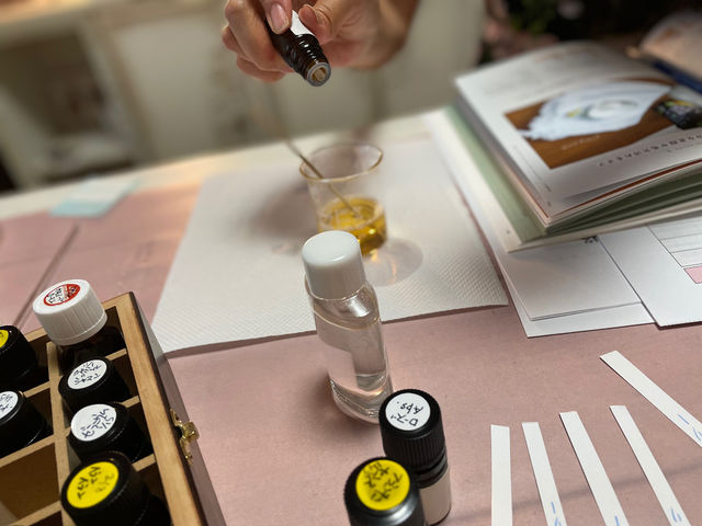 精油の作用、使い方、種類、保存方法などお伝え。90分の講座ですが、リフレッシュしてお帰りください♪クラフト作成するので自宅でも楽しめます。_ハーブとアロマの教室 ミリオンローズ