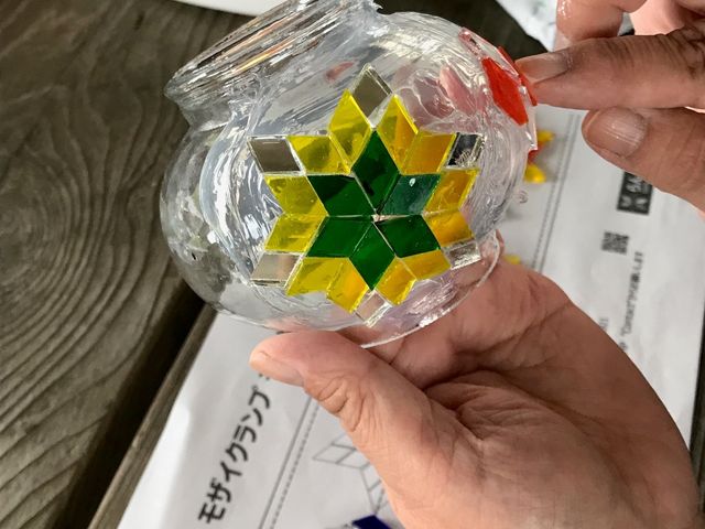 色ガラス&ビーズ貼り付け中。出来栄えが左右される大切な工程です。_らんぷ工房