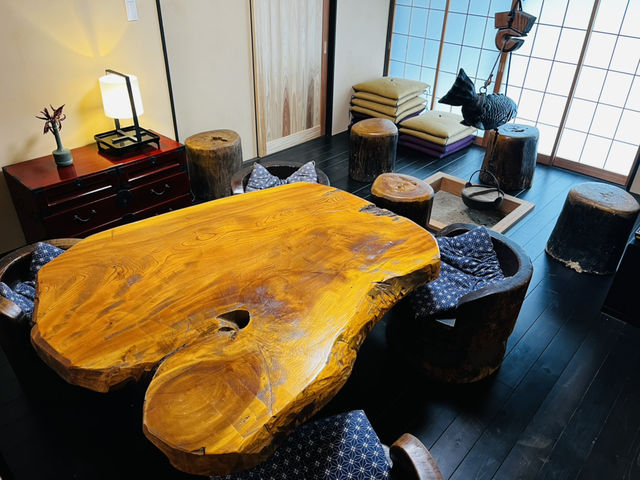リビングダイニングは元の囲炉裏を活かしたレイアウトです。_Kabuto Villas
