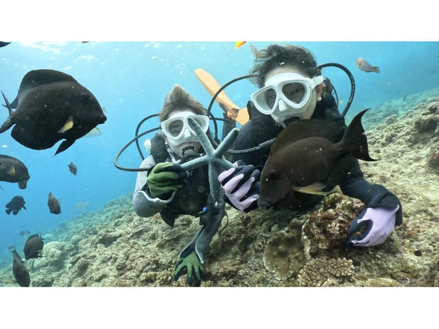 ヒトデをみつけて一緒に写真(^^)_青の洞窟専門カナサダイビング
