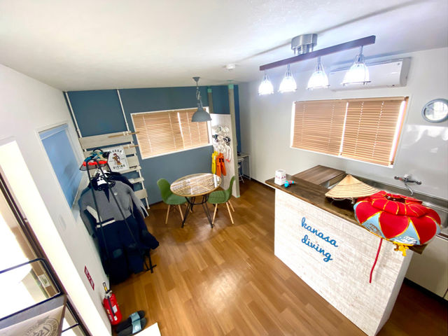 小さなお店ですが、リラックスできるよう心がけております!_青の洞窟専門カナサダイビング