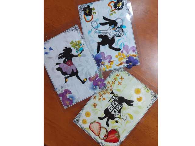 ファミリーで子供様からシニアまで可愛らしいアリスや他 イラストに押し花を楽しく乗せて。家族連れに人気の押し花ラブリーアート体験できます。_押し花サロン・アトリエプレッセフルール華色香
