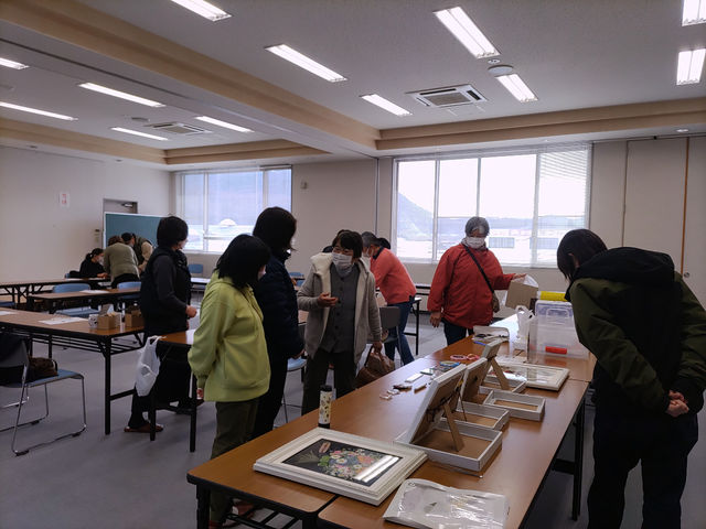 企業様の押し花お楽しみ会。二時間程度で15名様同じ台紙でも選ぶ押し花で全員がオリジナルの押し花アート額に。個性が三者三様です。ワイガヤで。_押し花サロン・アトリエプレッセフルール華色香