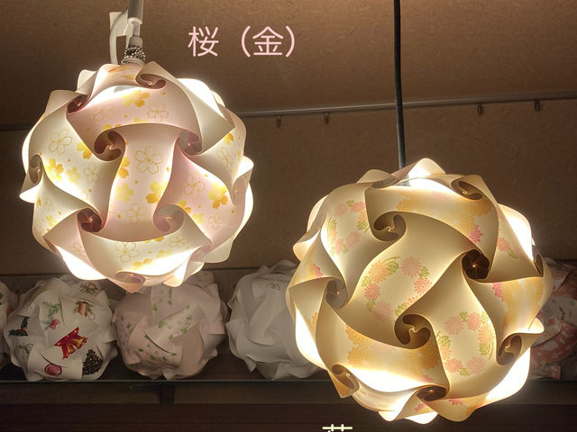 桜をモチーフに金色をあしらったものと菊柄のランプシェードです。_朝日堂