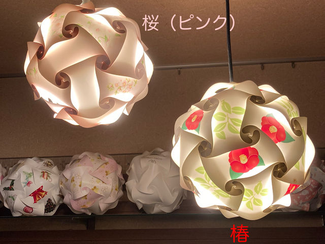 ほんのりピンクな桜柄と凛とした椿の柄のランプシェードです。_朝日堂