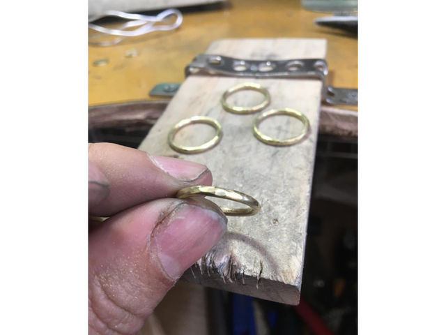 ロウ付けした、槌目(つちめ)のリングです。
30分くらいで作れますよ。^_^_xilentthinker