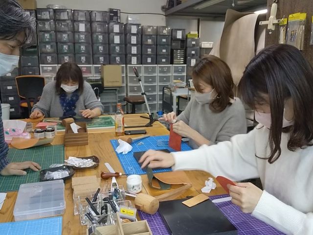丁寧に説明するので、初心者でもだいじょうぶ_Leatherbien クラフトカフェ