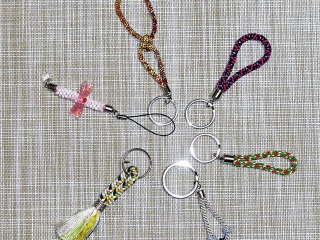 組み上げたひもをキーホルダやストラップに仕上げます。_不破組紐教室
