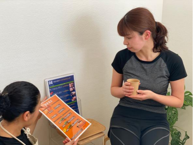 お帰りの際にはデトックスティーを飲みながらクールダウンをして頂く流れになっております。_きむら整体院プライベートジムB.M.K