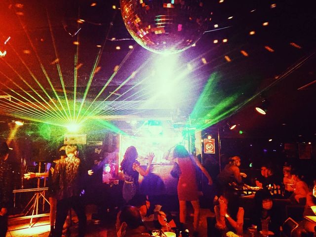 ダンスフロア&DJブース_ナイトイン21世紀
