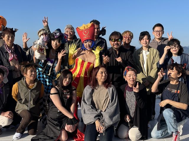 リゾートホテルでのマジックセミナー&バーベキューイベント時の集合写真です。_驚くほどコミュニケーション能力が向上するマジックセミナー 白浜教室