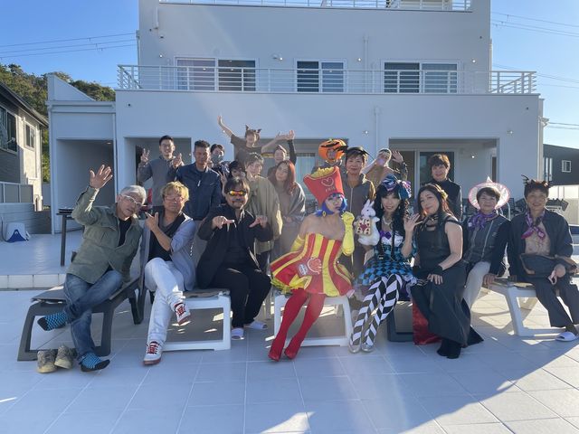 リゾートホテルでのマジックセミナー&バーベキューイベント時の集合写真です。_驚くほどコミュニケーション能力が向上するマジックセミナー 白浜教室