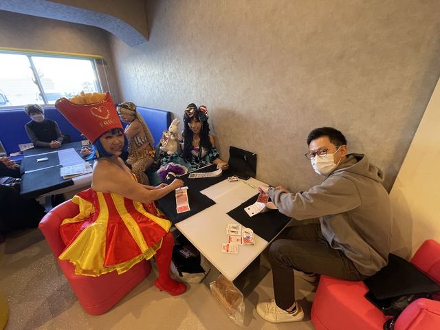 リゾートホテルでのマジックセミナー&バーベキューイベント時のマジックセミナーセミナー風景です。_驚くほどコミュニケーション能力が向上するマジックセミナー 白浜教室