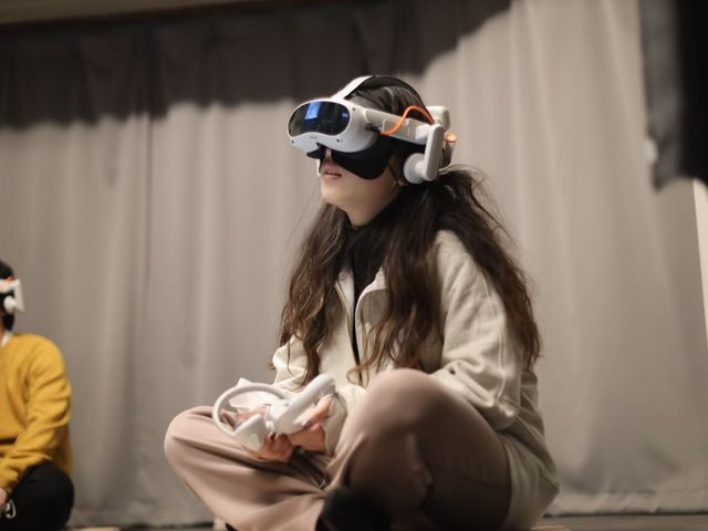仲間と協力して謎を解き、幻想的な世界を冒険中!VRならではの没入感で、まるで本当に異世界にいるような体験ができます。_Reality.Edge.VR (リアリティエッジ VR) VR Escape Room