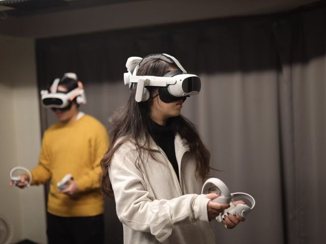 仲間と協力して謎を解き、幻想的な世界を冒険中!VRならではの没入感で、まるで本当に異世界にいるような体験ができます。_Reality.Edge.VR (リアリティエッジ VR) VR Escape Room