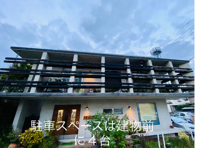 建物の前が駐車場コーナーです
最大4台_てのひら盆栽教室櫻苑