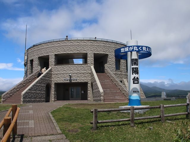 開陽台展望館からは、ぐるっと330℃の地平線を観ることができます。_開陽台ツアーズ(一般社団法人なかしべつ観光協会)