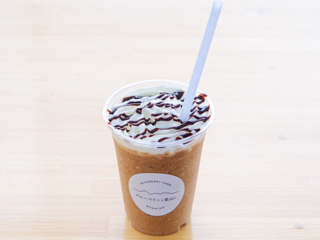 ちょっとビターなモカフラッペ。イタリアのコーヒーを使用。_ブルーベリーと里山と