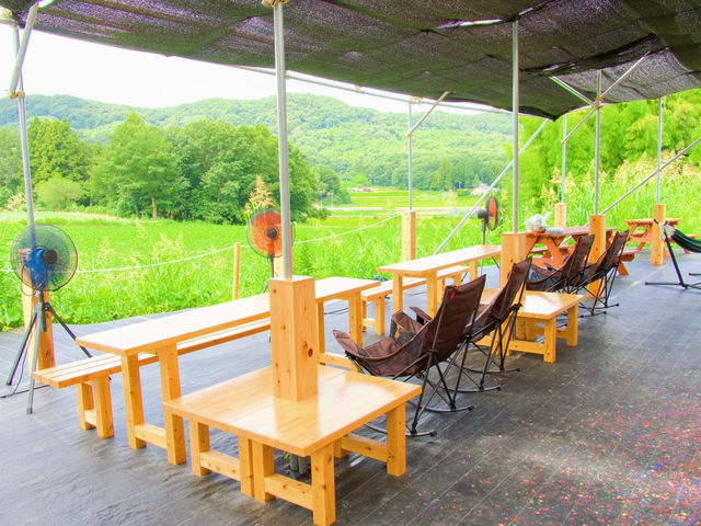 のんびり里山を見ながら、大人気ブルーベリーアイスを味わってみてください。_ブルーベリーと里山と
