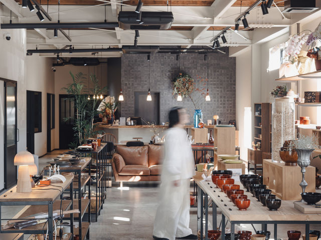 広い店内に漆器が並んでいます。
奥はカフェ
左手には漆器工房が工程ごとにご覧いただけます。_工房静寛