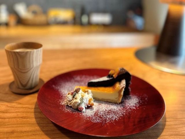 奥のカフェではスイーツやお飲み物を漆器で楽しめます。_工房静寛