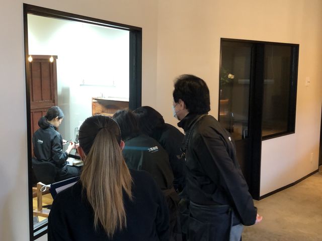 漆器の工程をスタッフが分かりやすく説明します。間近で職人が仕事をする姿をご覧になれます。_工房静寛