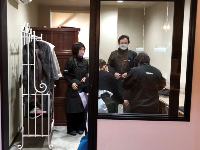 作業して頂くために職人と同じ作業着に着替えていただきます。_工房静寛