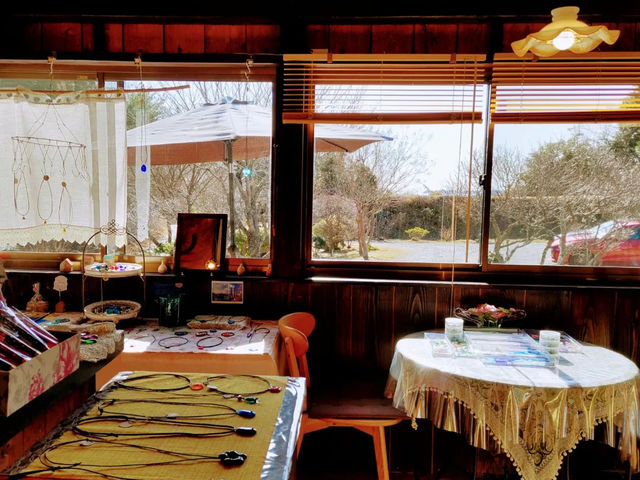 窓から遠くの海がみえます。晴れていれば塩屋埼灯台も小さくみえます♪ 体験のテーブル脇には販売品の他にも委託販売のかわいい陶芸品もございます。_ベネチアンガラスカフェ 星の花