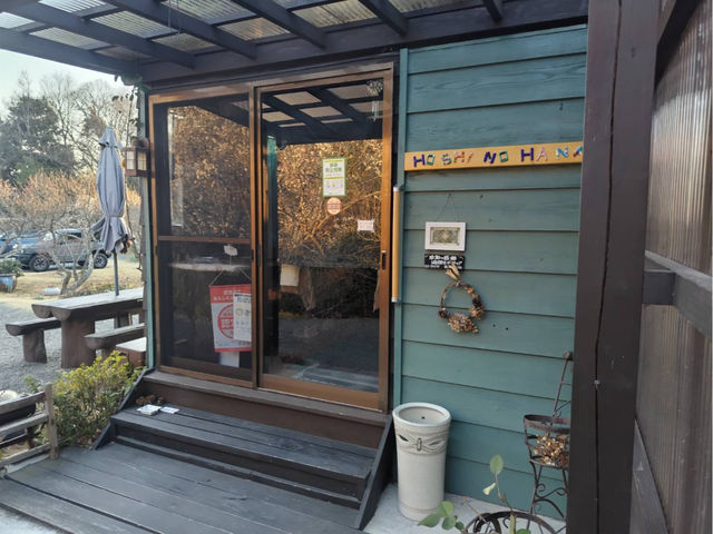 外のテーブルもございます。穏やかなお天気でしたらどうぞご利用くださいませ。_ベネチアンガラスカフェ 星の花
