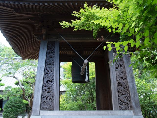 鐘楼。
鐘楼。4本の柱には各方位に合わせて、東西南北の四方を守る四神(東は青竜、西は白虎、南は朱雀、北は玄武)の彫刻が施されています。_上関山 極楽寺