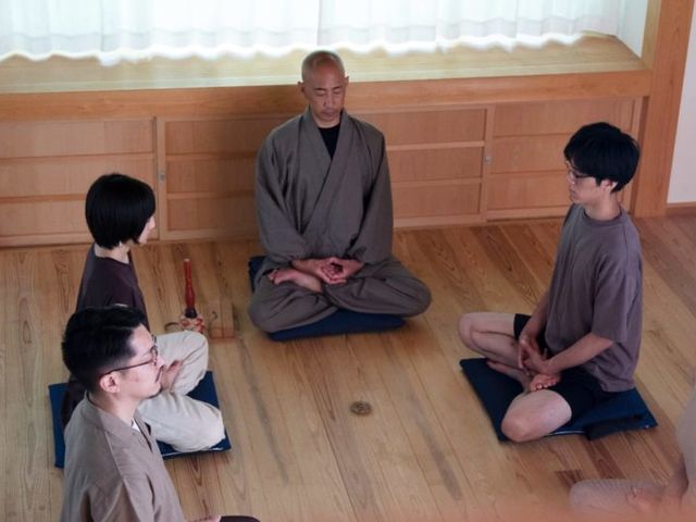 社員研修やイベントの一環として、企業やご希望の会場に僧侶が赴く、出張坐禅会も承ります。_上関山 極楽寺