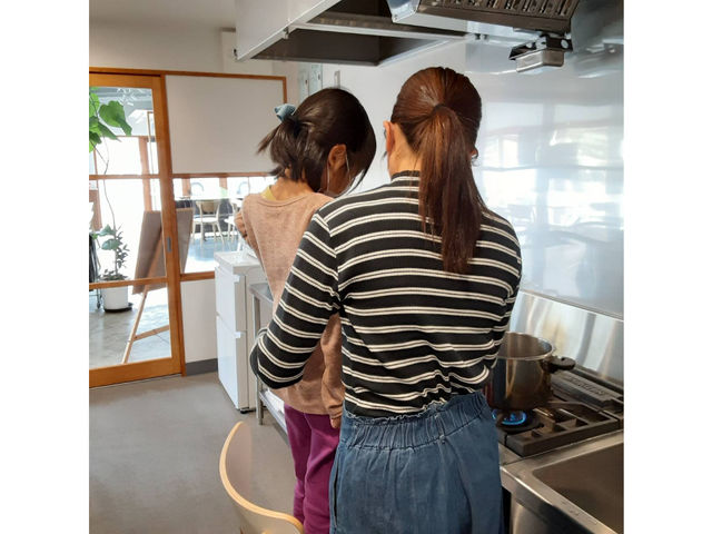 2023/10/19(木)この日はお母様、娘様、親子での体験でした!包丁を使わないブルーベリージャムの手作り体験です。コンロもしっかり使えました!_柿の実食堂