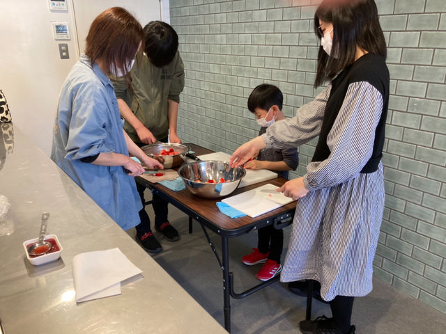 フルーツカッティング作業開始です!好きな大きさに切ってね(*^^*) 山形県産のいちご入荷しました!_柿の実食堂