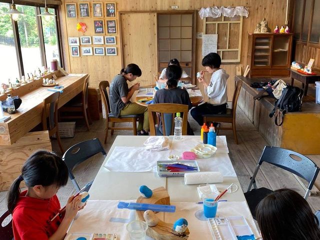 子どもたちの絵付けの様子です。_天草しもうら弁天会