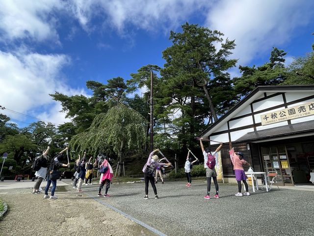 青空の下でストレッチ_あきたポールウォーキングクラブ