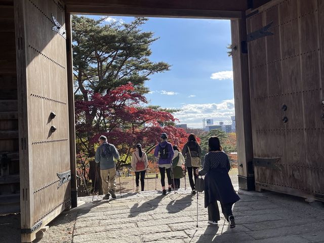 久保田城表門をくぐると紅葉と青空でした_あきたポールウォーキングクラブ