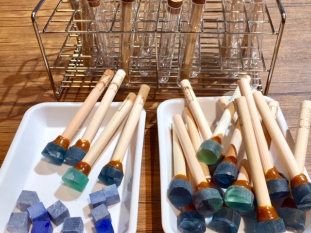 お好きな原石をお選びいただき、宝石研磨の体験が出来ます。出来上がった宝石はお持ち帰りいただけます。_g-Lab.