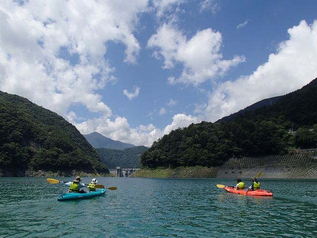 夏の青空を楽しむカヤック体験_エコティかわね