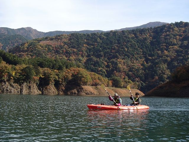 秋の山々(紅葉)を楽しむカヤック体験_エコティかわね