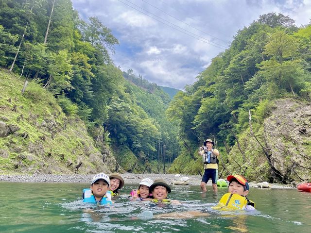 夏の暑い時期は、沢周辺で水遊びもできます。_エコティかわね