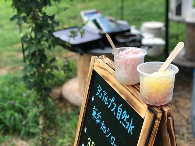 北アルプス自然水の無添加かき氷などのカフェメニューも販売しています。_ブルーベリーの森 あづみの