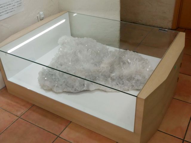 360万円の巨大水晶入りローテーブルの展示_谷根千彩石堂