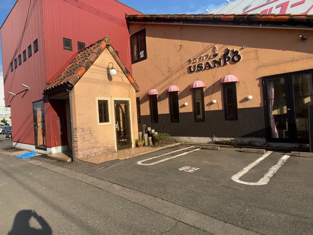 店の駐車場も15台完備。店内バイヤフリーにもなっていて車椅子も対応可能です。
_ネザーランドドワーフ専門店うさんぽ&うさカフェ