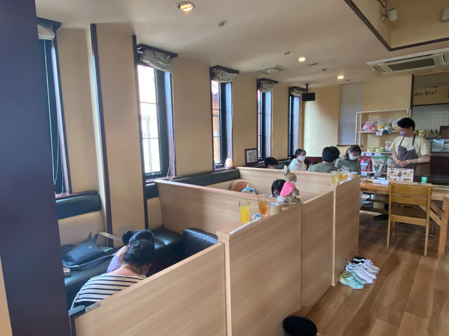 店内の様子です
もふもふコースは、ボックス内でうさぎさんと遊べます。奥の椅子では、ナデナデコースになり
椅子に座り お膝にうさぎさんがいてナデナデ出来るコー_ネザーランドドワーフ専門店うさんぽ&うさカフェ