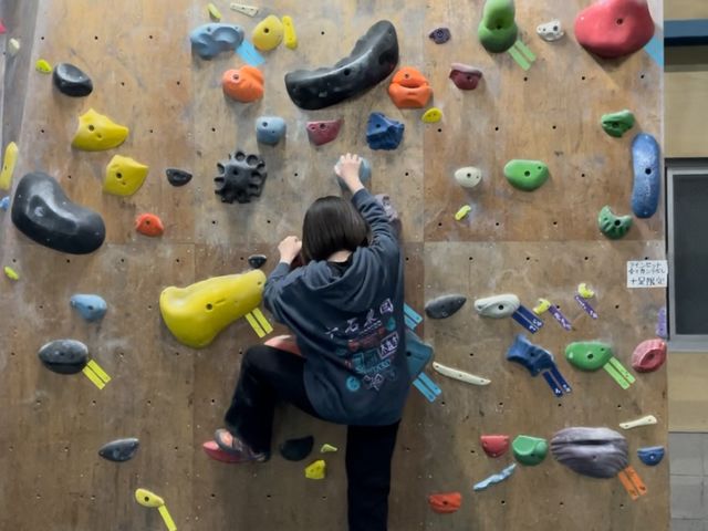 女性でも簡単に登れます_クライミングジムZIGZAG