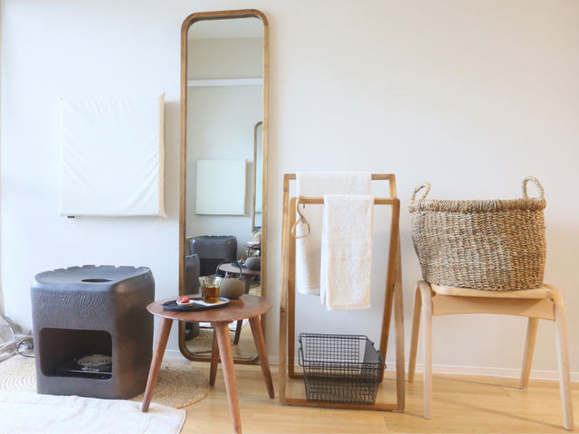 天然木を使用した店内は、寛ぎの空間。ペアでのよもぎ蒸しも可能◎よもぎ蒸しの椅子は、オリジナル信楽焼。癒し周波数のインテリアにこだわっています。_AMBER