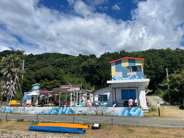 お店の外観。目前の海と山に囲まれたアットホームな雰囲気のお店です♪_Beach house popi