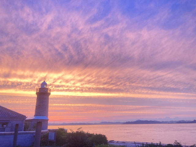 夕焼け空が美しい男木島灯台_象と太陽社