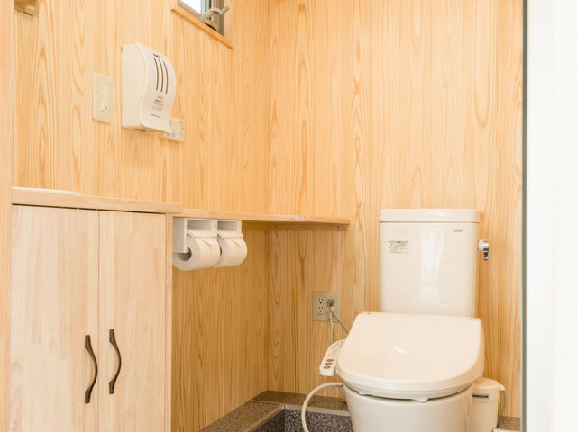 ウオッシュレット付き
トイレ内はエアコンも完備_こがブルーベリー園